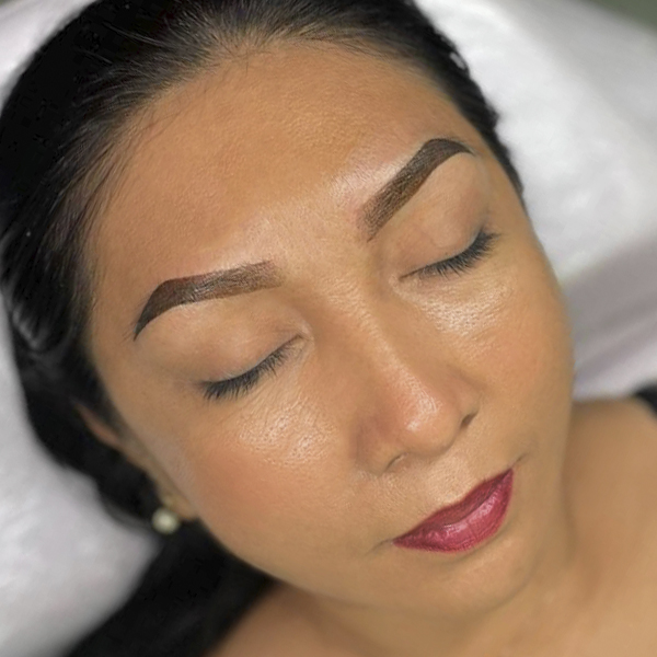 Experiencia y calidad en microblading de cejas en Cancún.