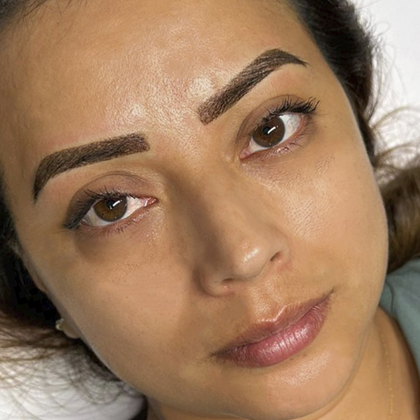 Servicios premium de microblading de cejas en Cancún.