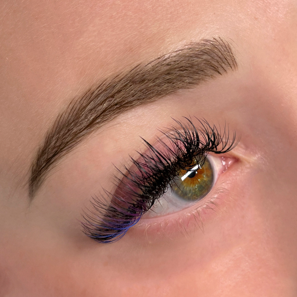 Cejas perfectas con la técnica de microshading en Cancún.