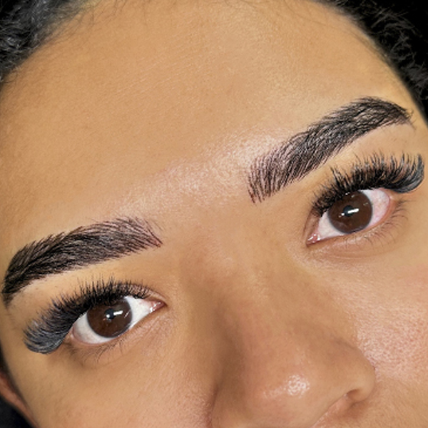 Servicios de microshading de cejas de alta calidad en Cancún.