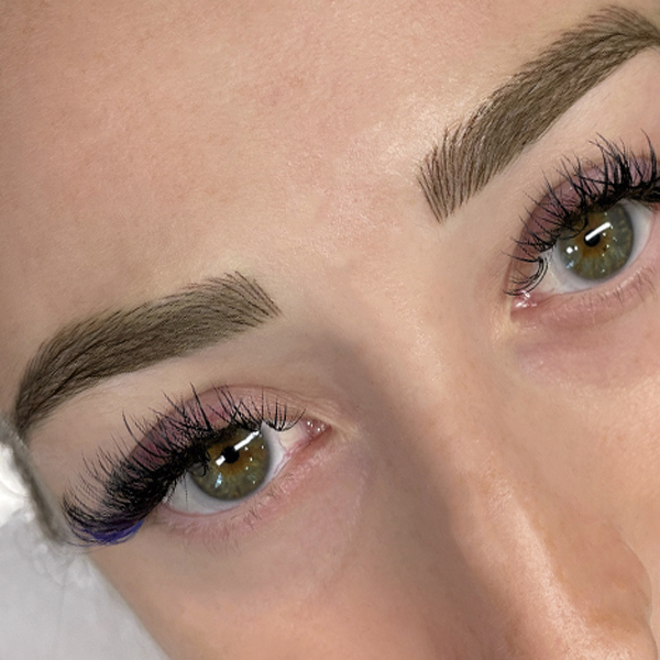 Transforma tus cejas con el mejor microshading de Cancún.